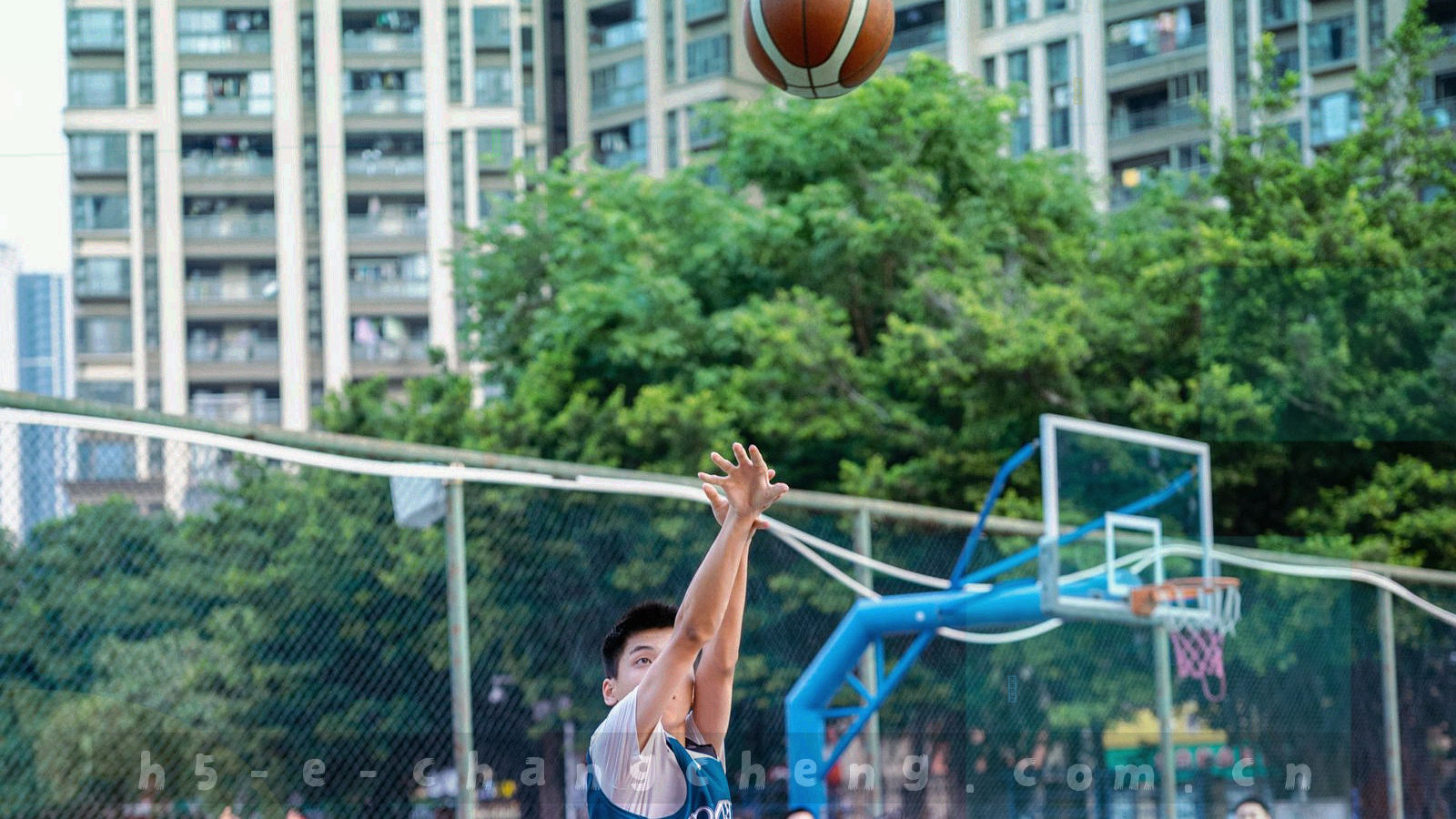 由斜线、刻度与色块层叠而成的抽象图形，暖灰与深墨绿为主